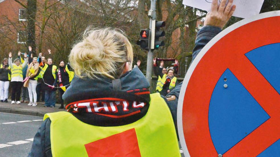 Arbeitnehmer haben schon Ende Februar auf ihre Forderung für einen Tarifvertrag bei ProSenis in Leer aufmerksam gemacht.  © Foto: Ammermann