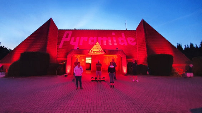 »Pyramide« im roten Alarm-Licht