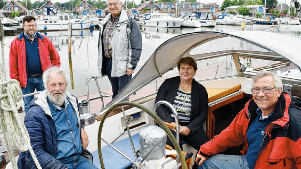 Hafenrundfahrt in Weener: Hanne Modder mit (von links) Segelwart Jürgen Schwarte, Weltumsegler Gerhard Steinhauer, dem 2. Vorsitzenden Hans Scheidegger und dem Vorsitzenden Dr. Aeisso Kern. © Foto: privat