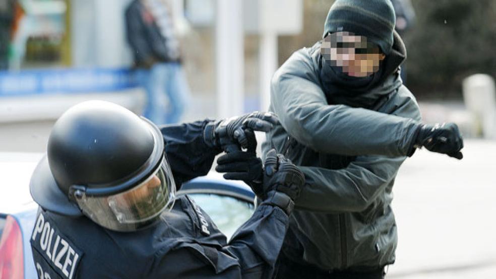 Auch im Landkreis Leer werden Polizisten bei Einsätzen angegriffen. Dieses Archivbild entstand bei einer Demonstration in Schleswig-Holstein, bei der die Ordnungshüter attackiert wurden.  © Foto: Rheder (dpa) 