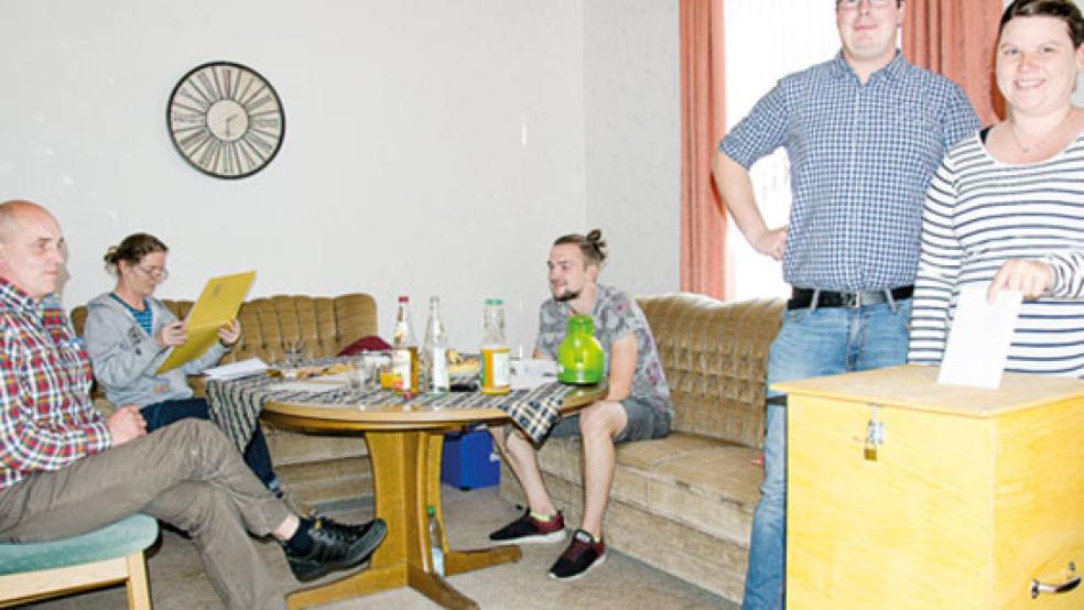 Bei der Bundestagswahl am 24. September 2017 stand die Wahlurne für die Stimmzettel im Wohnzimmer von Ortsvorsteher Wilfried Boekhoff (links) in Böhmerwold. © Foto: Hanken