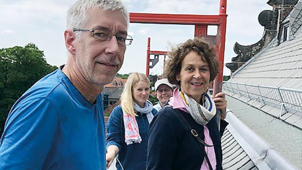 Inspizierten den Fortschritt der Renovierungsarbeiten am historischen in Leer: Gerhard Brüggemann, Alexandra Abraham, Silke Loos und Beatrix Kuhl.  © Foto: Stadt Leer