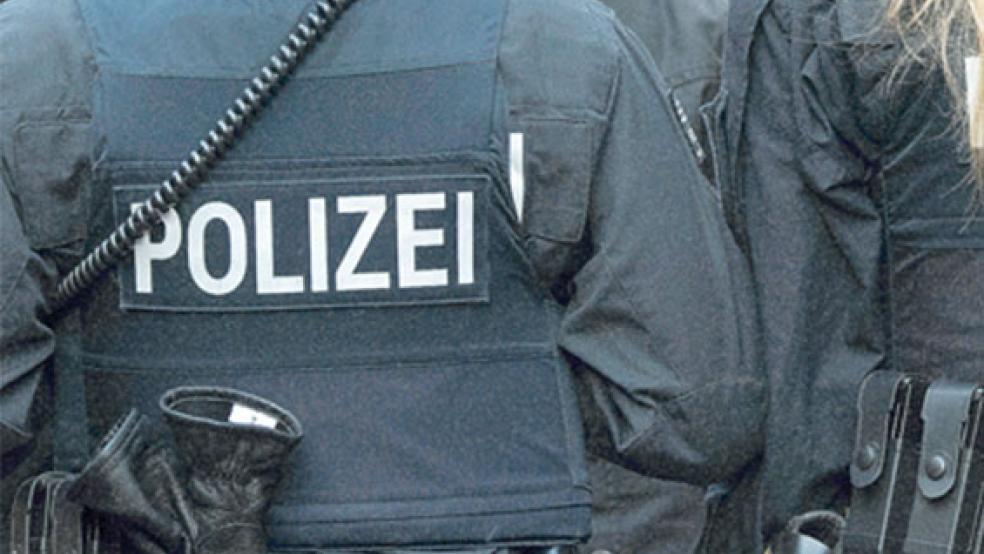 Auffällig ist derzeit in Polizeimeldungen, dass Beamte im Einsatz im Landkreis Leer attackiert werden. Von Kopfnuss bis Biss ins Bein ist alles dabei. © Foto: Roessler (dpa)