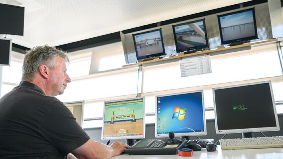 Sperrwerksmeister Weert Janssen-Zimmermann hat alles im Blick. © Foto: Assanimoghaddam (dpa)