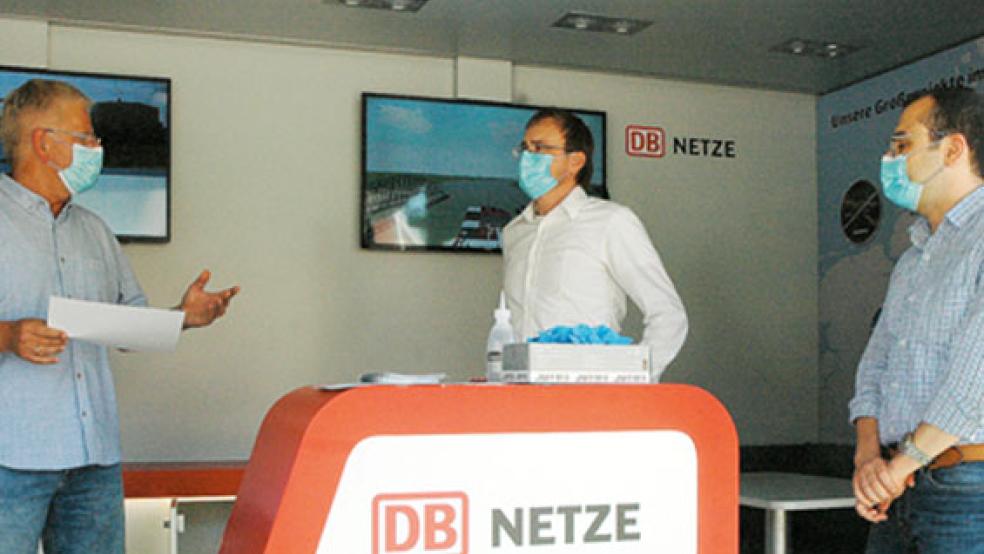 Unter Corona-Bedingungen mit Mund-Nasen-Masken: Bürgermeister Ludwig Sonnenberg sprach gestern mit den Bahn-Mitarbeitern Alexander Heinemann und Suheib Sadieh (von links) über den Stand der Planungen zum Neubau der Friesenbrücke. © Foto: Szyska