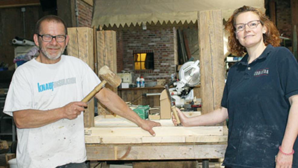 Vincent und Gemma van Leeuwen erledigen in ihrer Corona-Pause viele kleine Arbeiten, für die sonst keine Zeit blieb. So bauen die beiden zum Beispiel einen neuen Gartentisch. © Foto: Berents