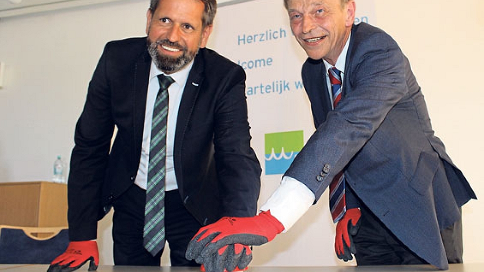 Drückten symbolisch den Startknopf im Ems-Sperrwerk: Olaf Lies (links) und Hans-Heinrich Witte.. © Foto: Belling