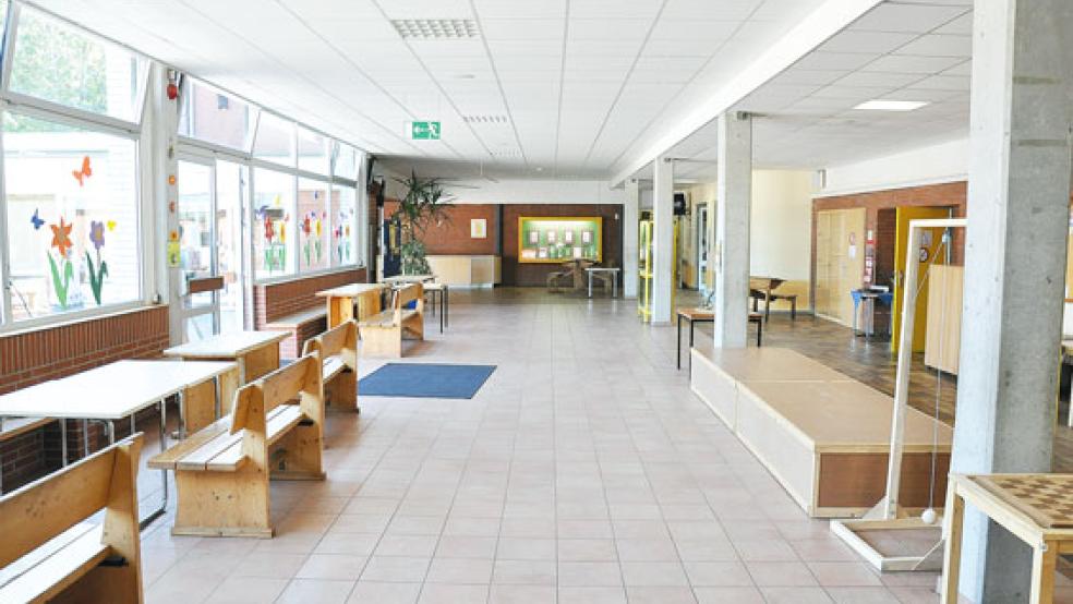 In der Pausenhalle der Grundschule in Weener (unser Bild) oder in der Turnhalle der Oberschule sollen am 29. August fast 80 Kinder eingeschult werden. Das ist allerdings in Corona-Zeiten nur unter Auflagen möglich und eine große Herausforderung.  © Foto: Boelmann