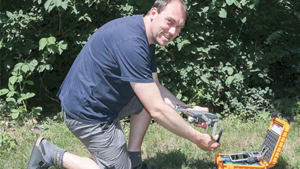 Rewen Tölge macht die Drohne der ÖNSOF startbereit. © Foto: Michael Steven/NABU