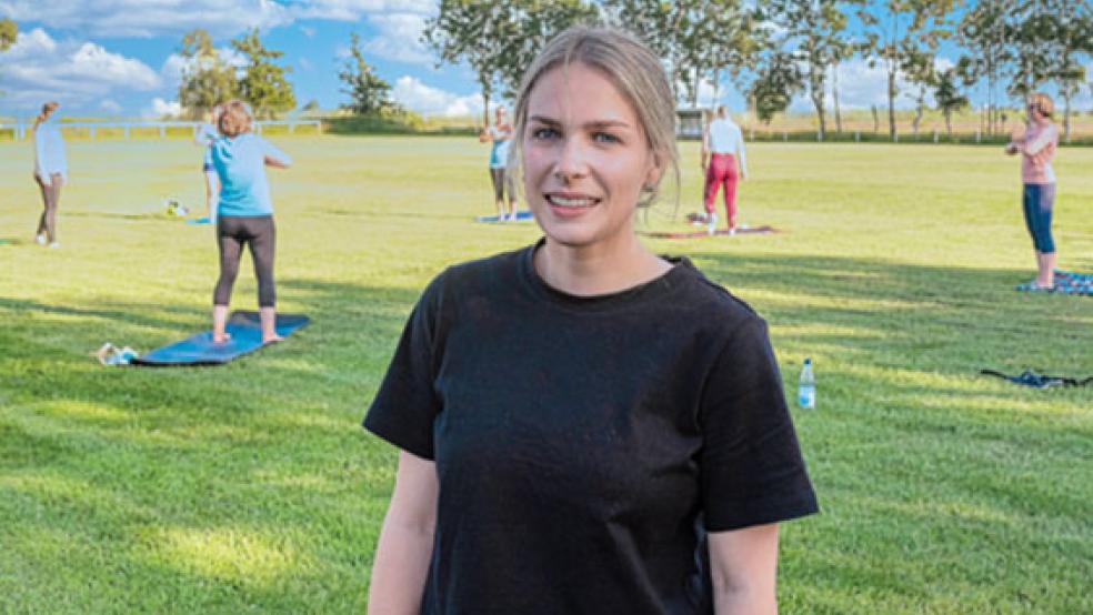 Anja Klimm und ihre Yoga-Gruppe absolvieren ihre Einheiten derzeit auf dem Sportplatz des MTV Ditzum. © Foto: Bruins