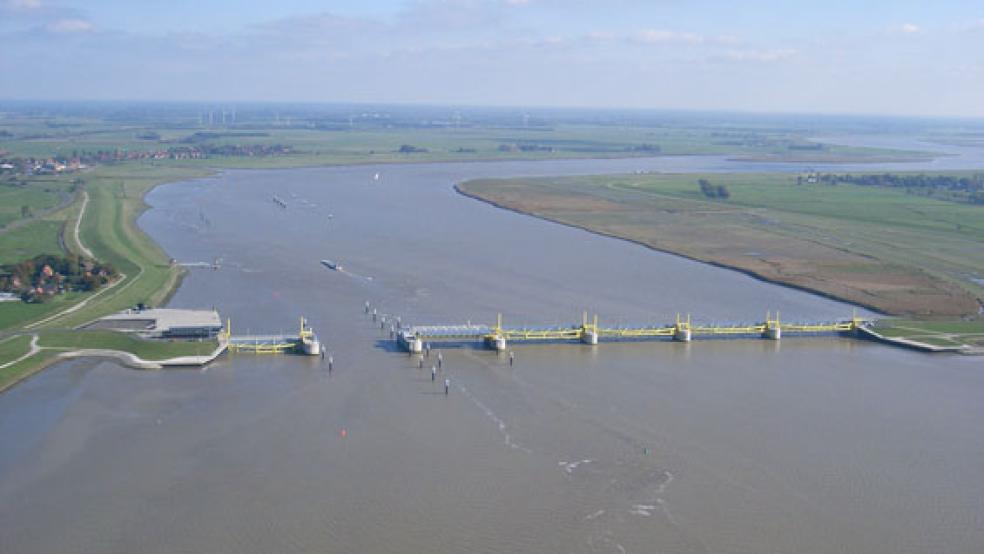 Das Emssperrwerk zwischen Nendorp (auf der rechten Seite des Bildes) und Gandersum: Die Sohlsicherung vor Nebenöffnung 2 wird bis Ende Juli instandgesetzt. © Foto: NLWKN