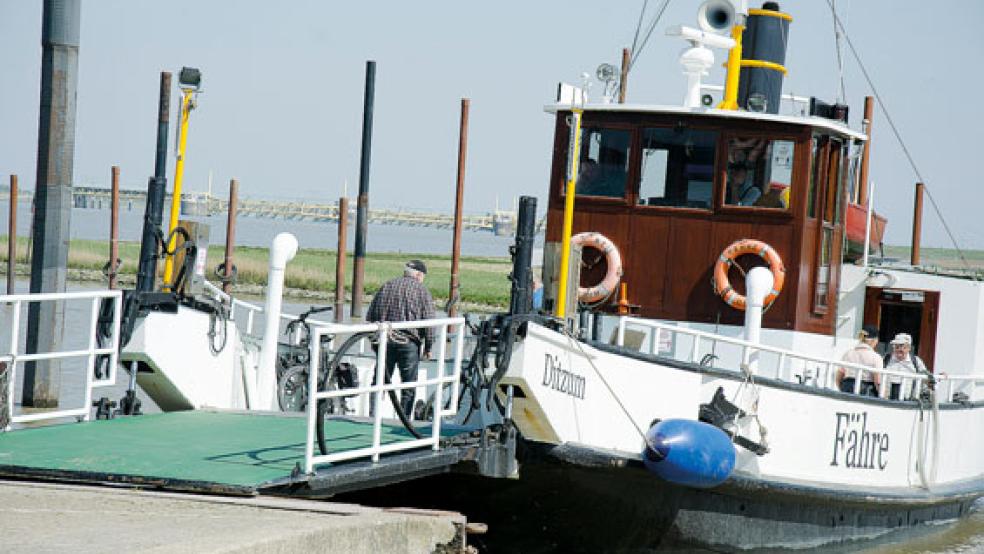 Die Zeiten, in denen es auf der Ditzumer Fähre wegen Corona ruhig zuging, sind längst vorbei. Der Kreis warnt: Die Flussverbindung ist keine Ausweichstrecke für Küstenurlauber. © Foto: Hanken