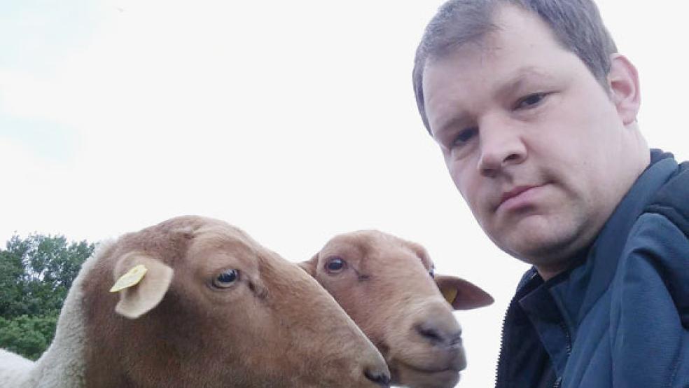 Hartmut Manning aus Möhlenwarf ist leidenschaftlicher Hobby-Schäfer - und das schon seit vielen Jahren. Dabei wird er tatkräftig von seiner Familie unterstützt.  © Fotos: privat/Boelmann