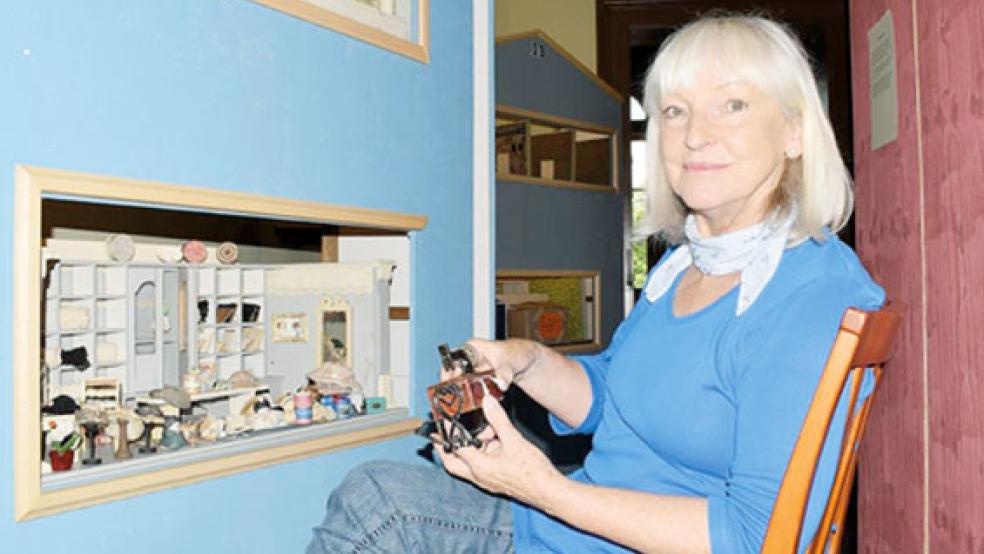 Die Sammlerin Elise Andresen-Bunjes präsentiert im Schloss Evenburg in Loga ihre historischen Puppenstuben. Zu sehen sind ab dem heutigen Sonnabend rund 70 Exponate. © Foto: Landkreis Leer