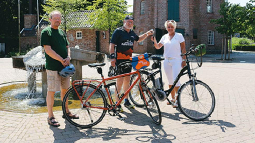 Symbolisch gibt Heiner Butke seinen Autoschlüssel an Monika Bakker ab. Er tritt damit in die Fußstapfen des ehemaligen Stadtradelstars Thomas Witolla.  © Foto: Stadt Papenburg