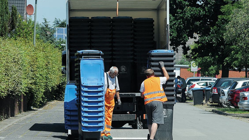 Abtransport: In der zurückliegenden Woche wurden die »Blauen Tonnen« in den Testgebieten - hier in der Moormerland-Siedlung in Leer - wieder eingesammelt. © Foto: Wolters