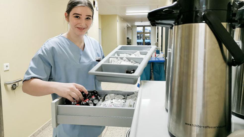 Bei den Vorbereitungen für das Frühstück: Carolin Stumpe hat in ihrem FSJ ganz vielfältige Aufgaben auf der Wahlleistungsstation im »Borro«. © Foto: Borromäus-Hospital Leer