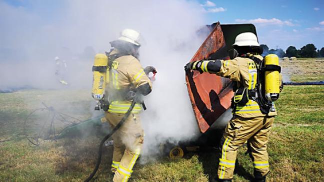 Rundballenpresse fängt Feuer