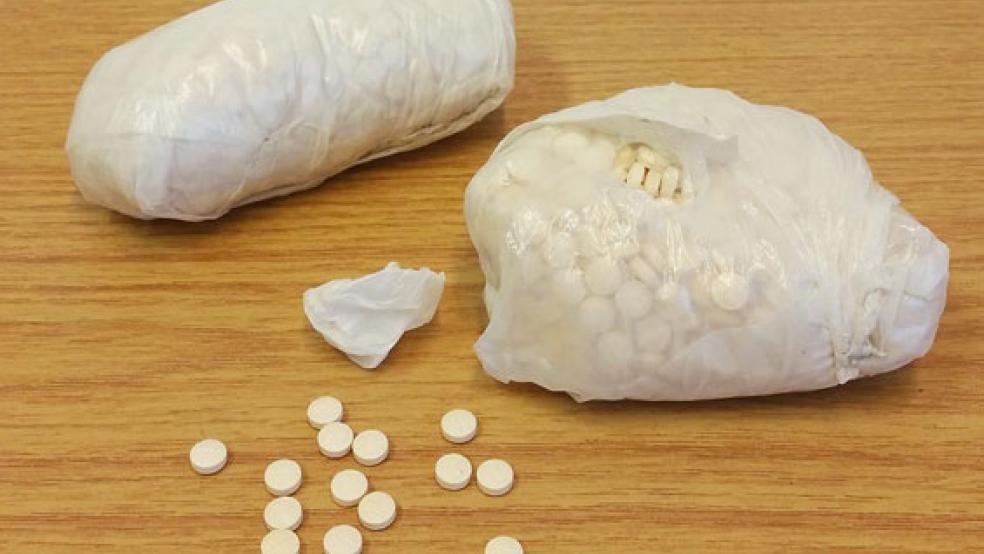 Das haute wohl auch die Bundespolizei aus den Socken: Bei einer Kontrolle vor Weener entdeckten sie in zwei Herren-Schuhen rund 2000 Ecstasy-Tabletten. © Foto: Bundespolizei