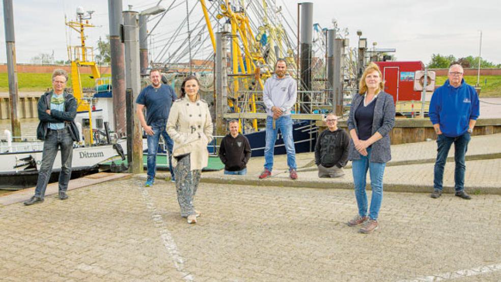 Im Dialog: Gitta Connemann (Dritte von links) im Gespräch mit Ditzumer Fischern während ihres Besuchs im Hafen des Ortes. Vorne rechts Fischereiberaterin Hilke Looden von der Landwirtschaftskammer. © Foto: privat