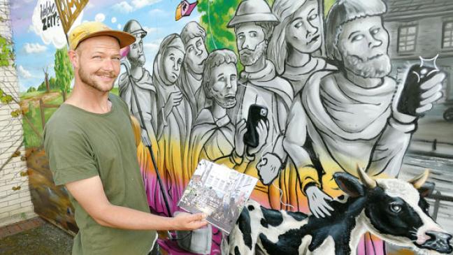 Kuh-Kunstwerk ziert Museumsfassade