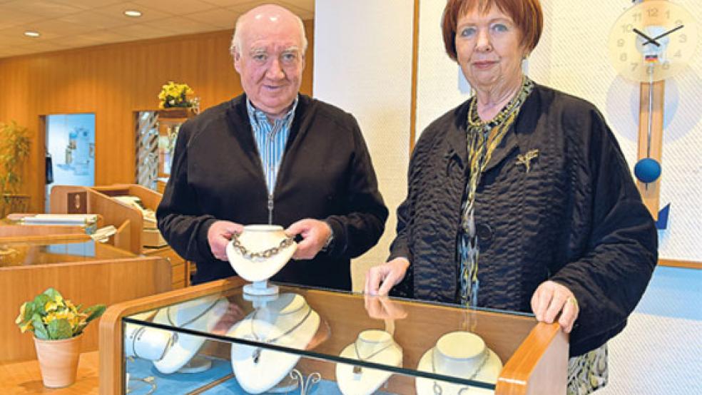 Ihre letzten Bestände an Schmuck und Silberwaren verkaufen Michael und Maria Elisabeth Vierfuss, bevor sie ihr Geschäft endgültig schließen.  © Fotos: Müller