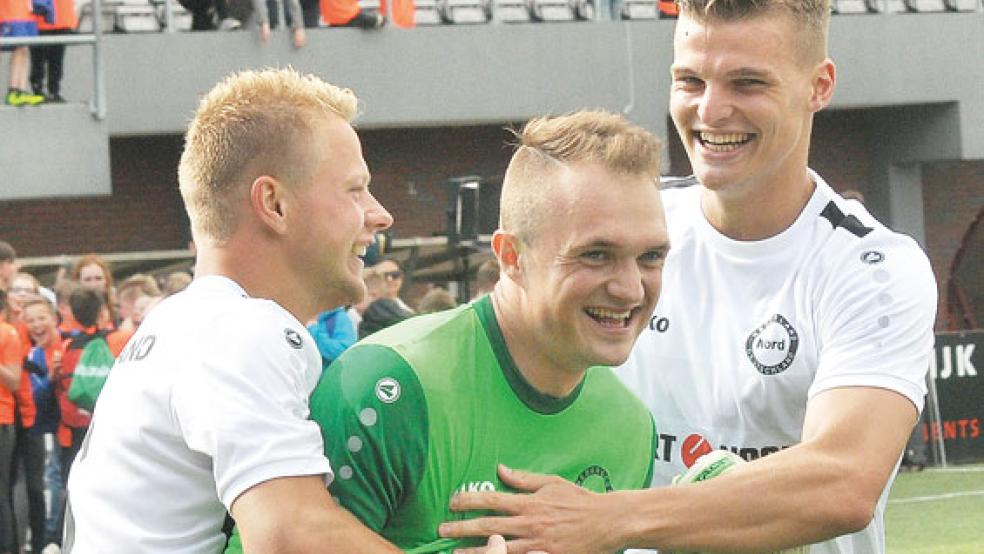 Marek Janssen (rechts) und Lars Huxsohl (Mitte, hier mit Lukas Koets) standen im vergangenen Jahr beim »Länderspiel der Regionen« zwischen Norddeutschland und der Nord-Niederlande gemeinsam auf dem Platz und sind befreundet. © Foto: Mario Rauch