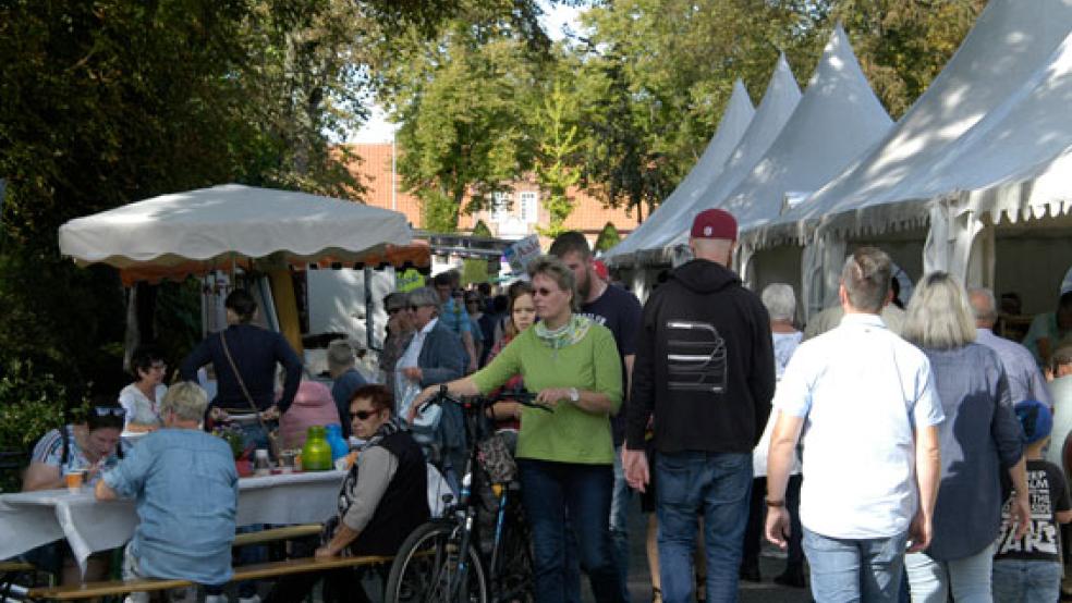 Der Michaelismarkt, unser Foto entstand 2019 im Bereich der Marktstraße in Weener, war für den 26. Und 27. September geplant und muss aufgrund der Corona-Pandemie-Verordnungen abgesagt werden. © Foto: Hoegen