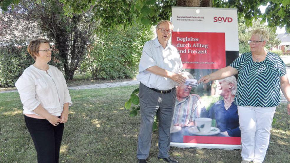 Übergab die Unterschriftenlisten aus dem Rheiderland: Hildegard Hinderks (rechts), neben ihr Dieter Baumann, er ist Vorsitzender der CDU-Kreistagsfraktion. Links im Bild die Geschäftsführerin des Sozialverbandes Leer, Silke Bartjen. © Foto: Wolters