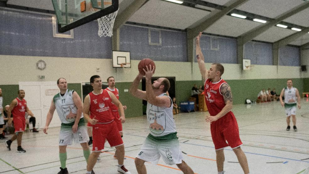 Der BSV Bingum wird wie in den vergangenen Jahren auch wieder gegen TuRa Marienhafe (rote Trikots) antreten. © Foto: Bruins