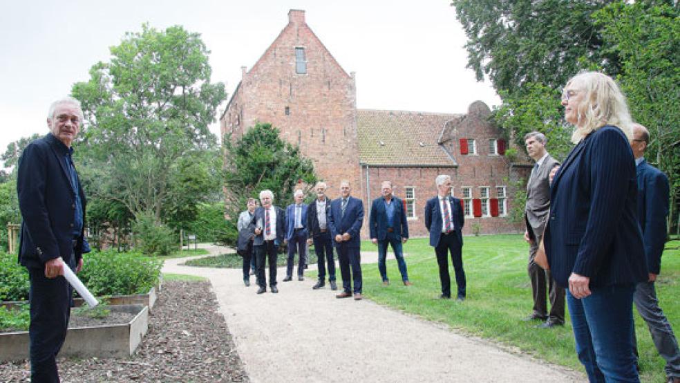 Vom Steinhaus Bunderhee (im Hintergrund) durch die neue Parkanlage bis zum Tammen-Gulfhof, der derzeit saniert wird, bietet Bunderhee künftig auf kleinem Raum eine Zeitachse durch die Geschichte des Großbauerntums im Rheiderland. Landschaftsdirektor Dr. Rolf Bärenfänger erläuterte das Gesamtkonzept (links). © Foto: Hanken