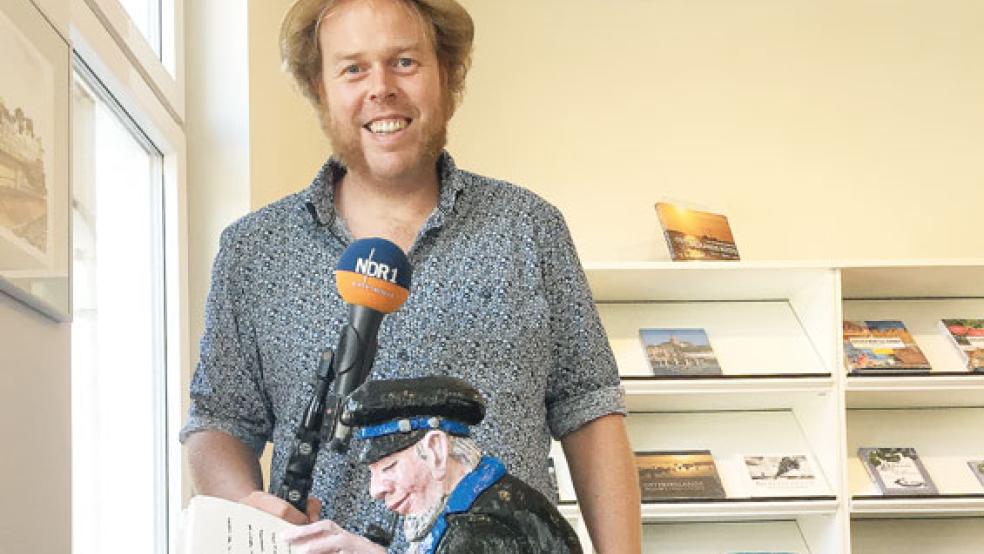 Auch die älteste Tageszeitung Ostfrieslands (die RZ feiert in diesem Jahr ihr 160-jähriges Bestehen) darf in dem Radio-Beitag von Frank Jakobs nicht fehlen. © Foto: Hanken