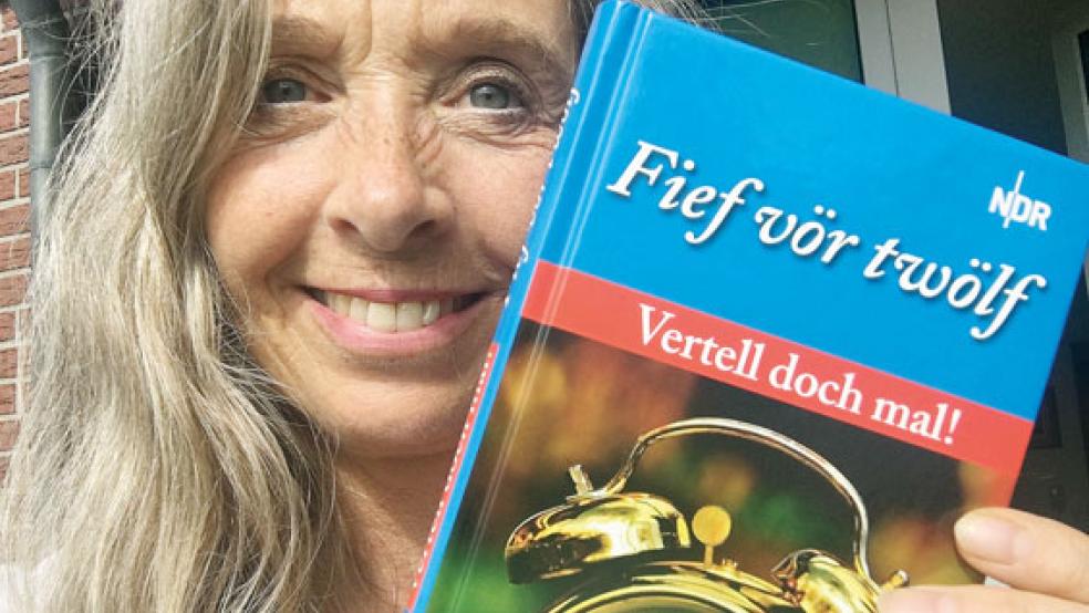 Birgit Rutenberg mit dem Sammelband der Sieger: Auch ihre Geschichte »Tarzan un Jane« findet sich in dem Buch »Vertell doch mal«. © Foto: privat