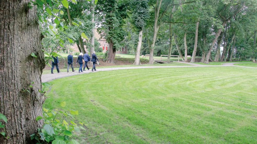 Rundweg durchs Grün: Brücken, eine Anhöhe im Herzen des Parks, alter Baumbestand und Teiche laden zum Spazieren und Entdecken ein. © Fotos: Hanken