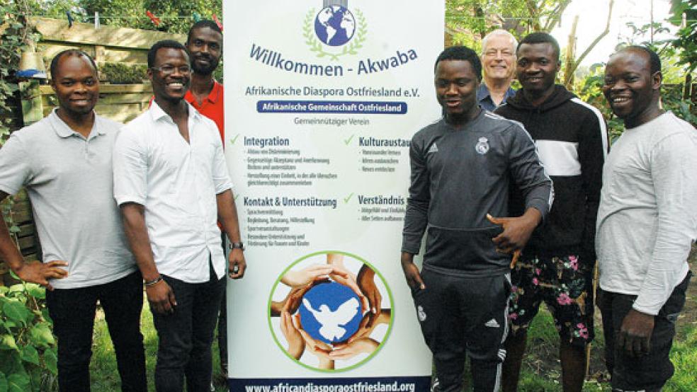 Der Vereinsvorsitzende Ali Koné (von rechts) sowie Idrissa Koné, Flüchtlingssozialberater Bernd Tobiassen, Kassim Sidibe, Konan Richard Ismael Yao, Guy Romeo Yao und Jean-Denis Yazao sprachen mit der RZ über den Verein »Afrikanische Diaspora Ostfriesland« und alltäglichen Rassismus. © Foto: Szyska