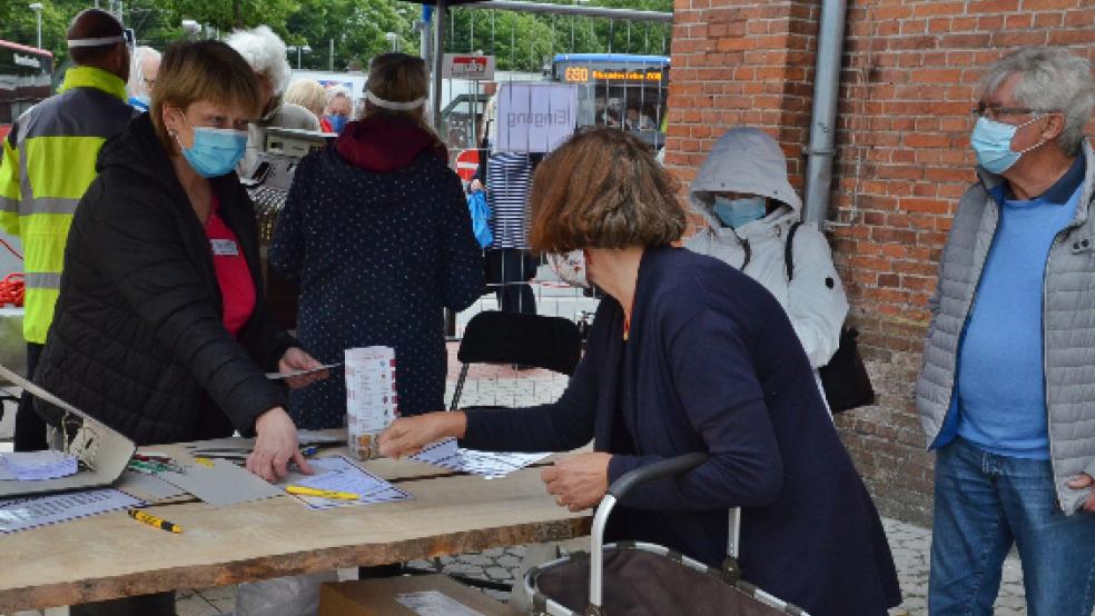 Die Zahl der Besucher war wegen der Corona-Pandemie auf rund 200 begrenzt. Viele von ihnen trugen Alltagsmasken. © Ammermann