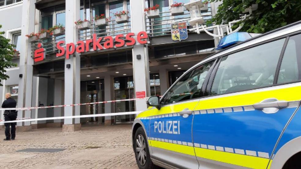 Zur Hauptstelle der Sparkasse in Aurich rückte am frühen Nachmittag die Polizei aus.  © Stapf
