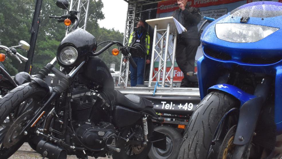 Auf einer Bühne wandten sich vor großem Publikum mehrere Redner gegen Fahrverbote. © Hinrichs