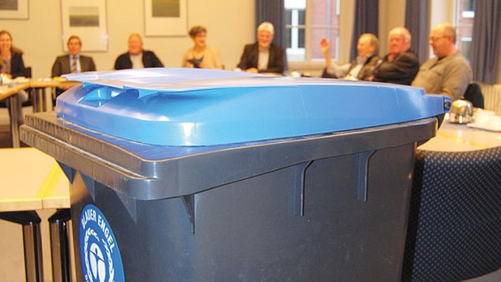 Die Blaue Tonne, hier eine bei einer ersten Präsentation im Abfallwirtschaftsauschuss, soll kommen. © Archivfoto: Hoegen