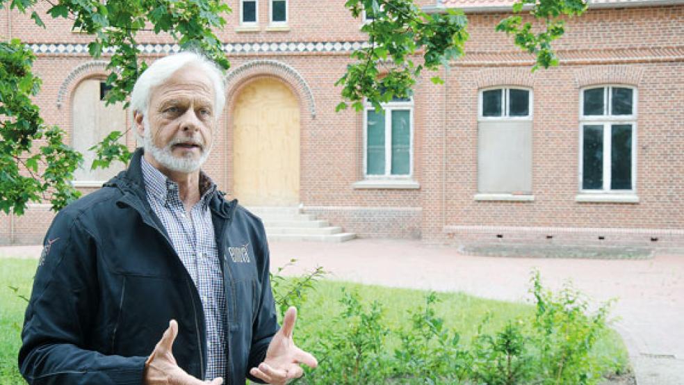 Hofherr Helmuth A. Brümmer erläutert den aktuellen Planungsstand für den Tammen-Hof in Bunderhee (im Hintergrund). © Foto: Hanken