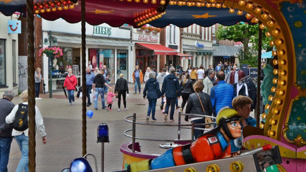 Die Fußgängerzone in Leer war am verkaufsoffenen Sonntag gut besucht. © Foto :Ammermann