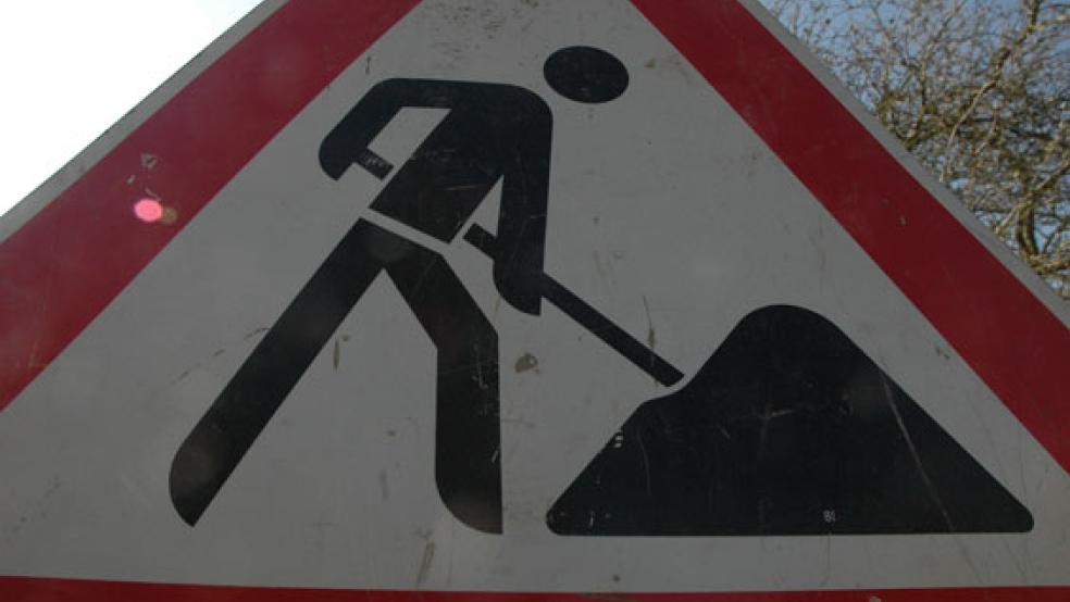 Die Kreisstraße 49 (Rajen) in Westhrauderfehn wird auf einem 400 Meter langen Teilstück saniert. © Foto: Szyska