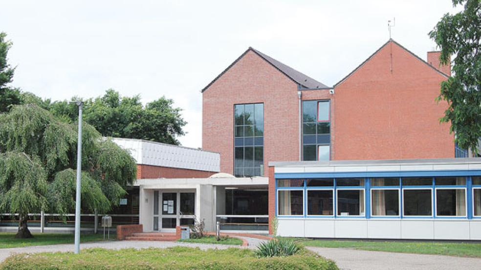 Auch der Aula-Trakt der Oberschule Weener (links im Bild) soll in den Genuss einer Dachsanierung kommen. © Foto: Hoegen