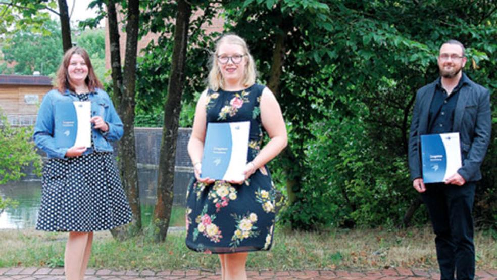 Julia Meinders, Geeske Hinrichs und Mario Frerichs (von links) nahmen ihre Zeugnisse entgegen. © Foto: Hochschule