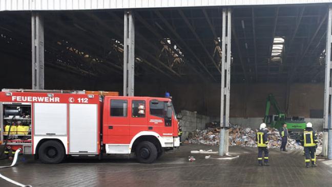Altpapier-Brand bei Entsorgungsfirma