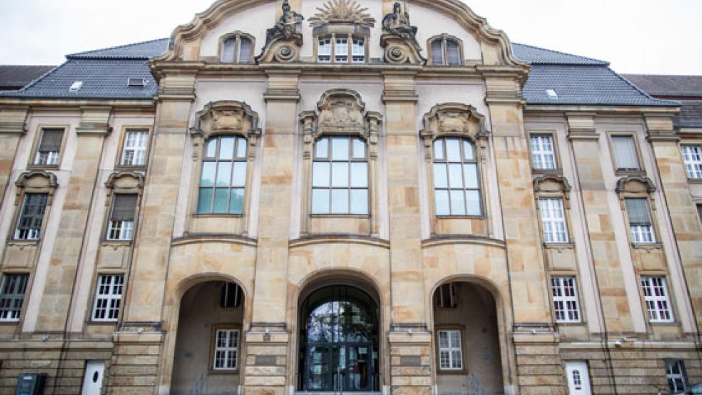 Im Missbrauchskomplex Bergisch-Gladbach begann am 29. April vor dem Landgericht Mönchengladbach der landesweit erste Prozess gegen zwei Angeklagte. Den 39 Jahre alten Männern aus Krefeld und Viersen wird unter anderem sexueller Missbrauch von Kindern in 79 Fällen vorgeworfen.  © Foto: dpa