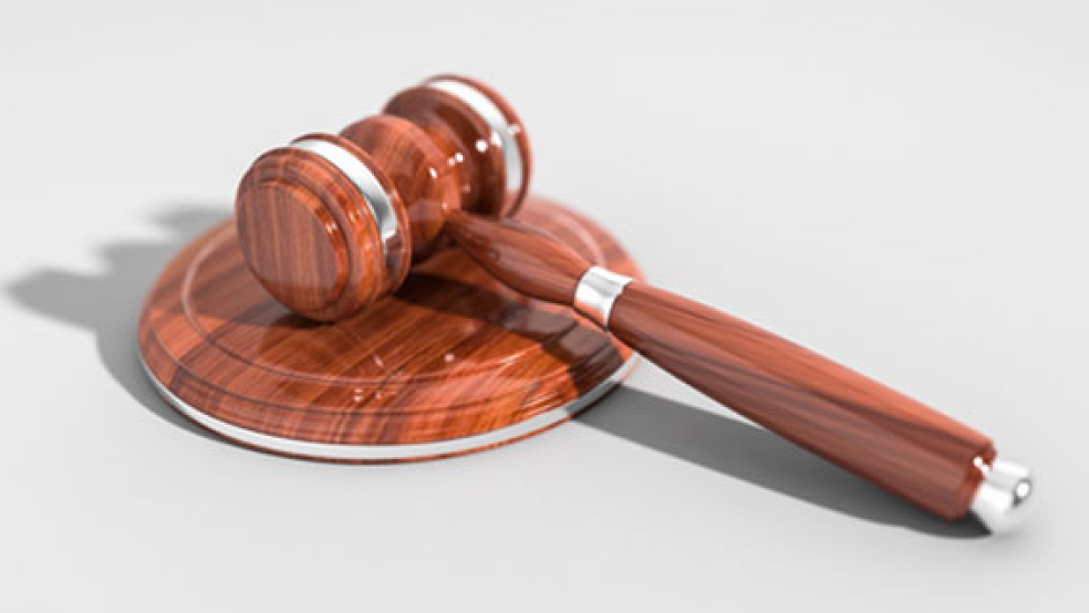 Im Prozess am Landgericht Aurich fordert die Staatsanwaltschaft eine hohe Haftstrafe wegen Mordes für den 20-jährigen Hauptangeklagten. © Foto: Pixabay
