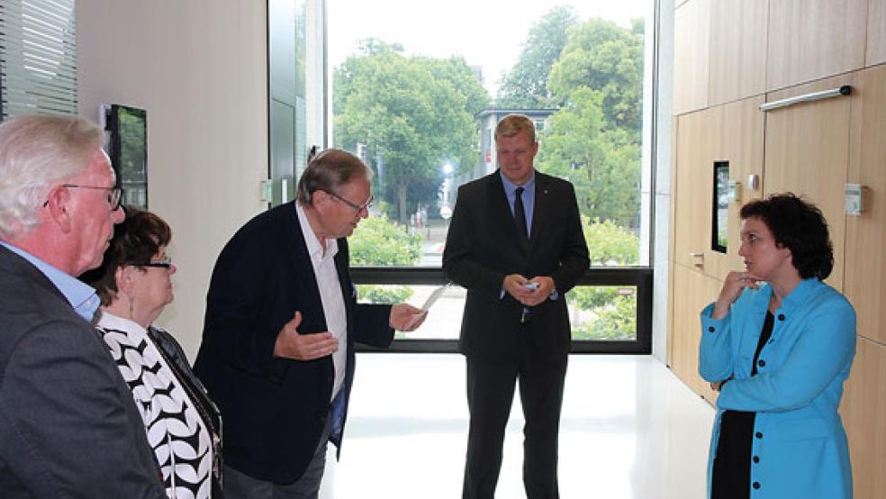 Übergabe der Unterschriften im Sozialministerium in Hannover (von links): Hans-Dieter Weichers, Hedwig Pruin, Dieter Baumann, Ulf Thiele und Dr. Carola Reimann. © Foto: CDU