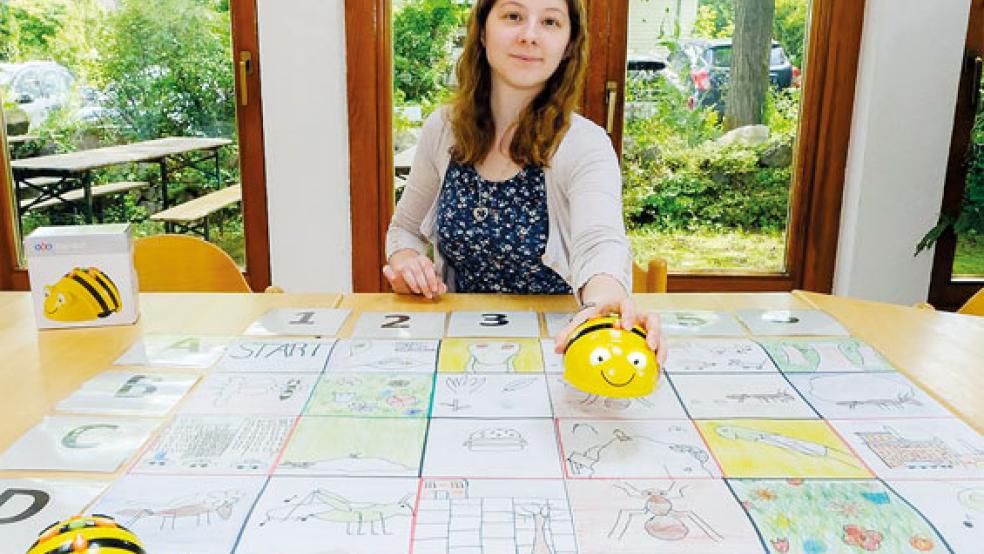 Will mit ihrer Spielidee Kita-Kinder und Grundschüler für den Insektenschutz begeistern: Lina Lomscher, die im Emder Ökowerk derzeit ein Freiwilliges Ökologisches Jahr absolviert. © Foto: Hasseler