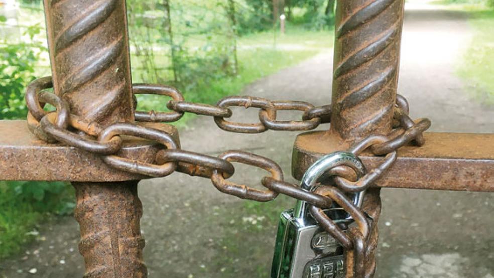 Fahrzeuge sind im Park unerwünscht. Das Tor ist mit einem Vorhängeschloss gesichert. Fußgänger haben einen Eingang.  © Hoegen